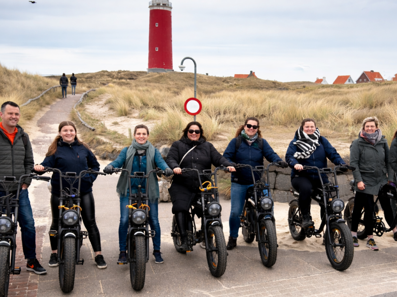 E-chopper tour bij de vuurtoren van Texel groep op e-choppers bij de vuurtoren van Texel tijdens een teamuitje