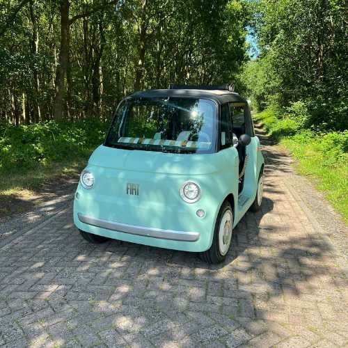 Elektrische Fiat Topolino huren op Texel – rijden door bos en duinen Elektrische Fiat Topolino van TexelTours op een bosroute op Texel tijdens een eilandtour
