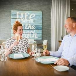 Stel geniet van eten en drinken in een restaurant op Texel, ontspannen sfeer en lokale horeca