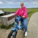 Vrouw fietst ontspannen op een elektrische Fatbike door het Texelse landschap tijdens een TexelTours rit