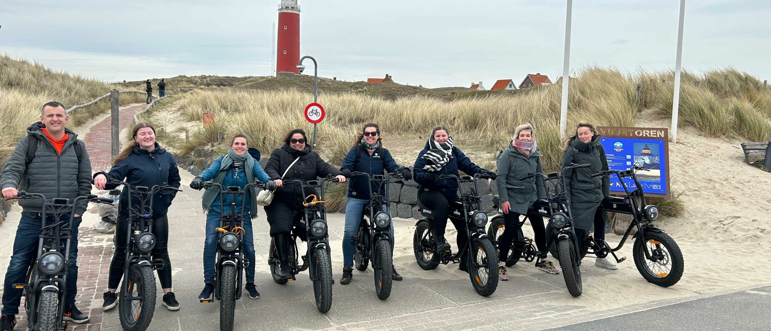 Fatbike tour op Texel bij de vuurtoren met groep