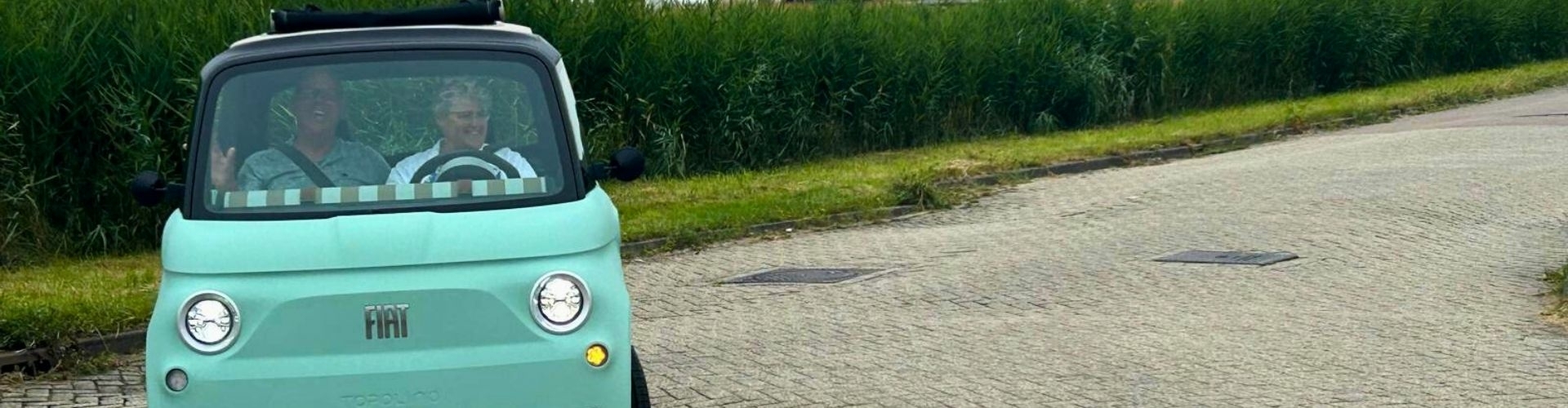 Fiat Topolino rijden op Texel Fiat Topolino rijden over Texel tijdens een elektrische roadtrip