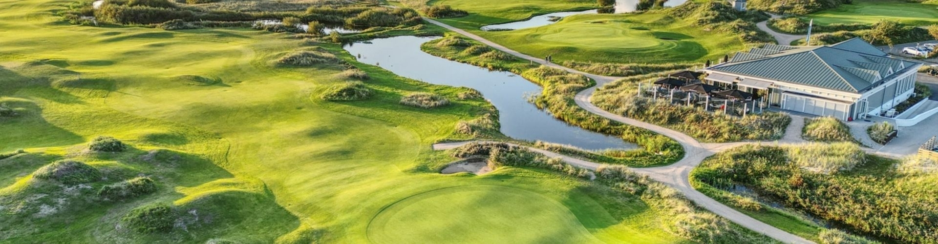 Golfbaan De Texelse Texel overzicht vanuit de lucht Luchtfoto van Golfbaan De Texelse op Texel met groene fairways en waterpartijen