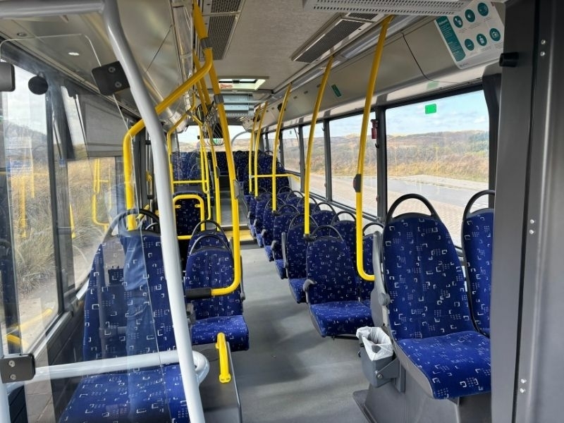 Interieur bus voor groepsvervoer op Texel Interieur van de Texeltours bus met zit- en staanplaatsen voor groepsvervoer op Texel