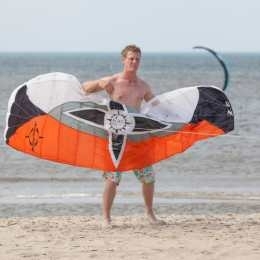 Man met kitesurfvlieger op het strand van Texel tijdens een actieve strandactiviteit