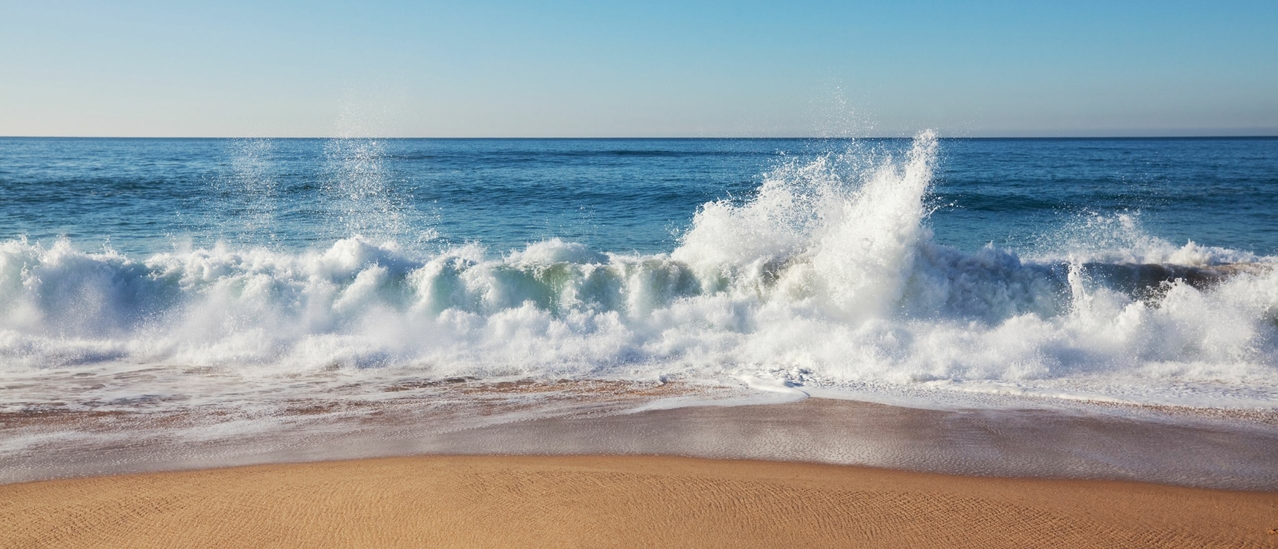 Strand en golven op Texel