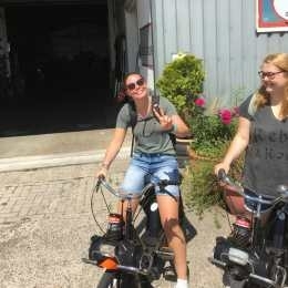 Twee mensen rijden op een Solex op Texel en verkennen het eiland op hun eigen tempo
