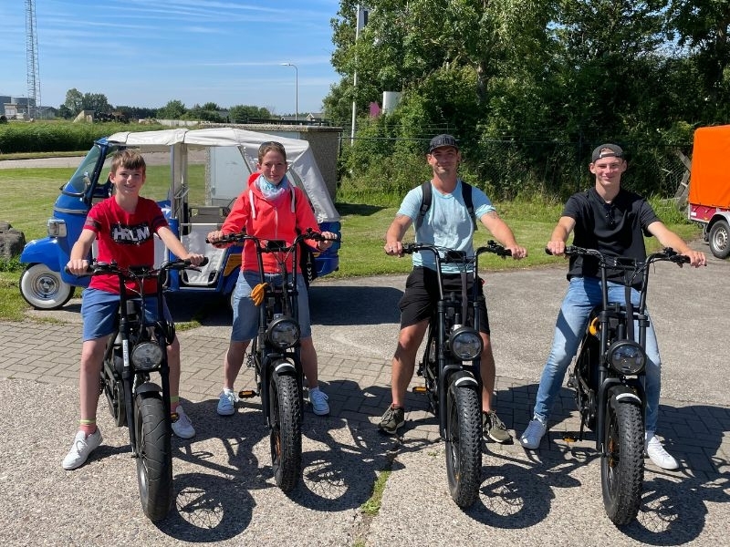 Leerlingen op fatbikes tijdens schoolreis op Texel