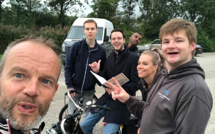 Groep deelnemers tijdens solex groepsuitje op Texel
