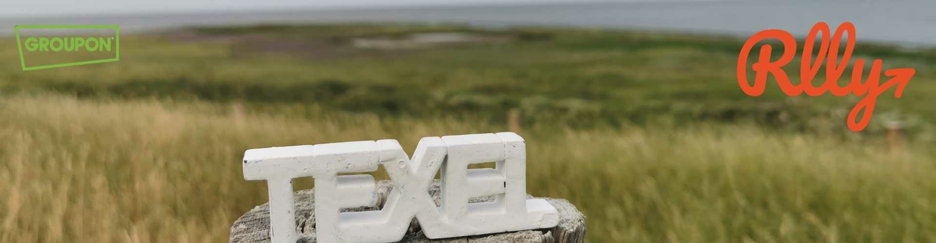 Texel RLLY Groupon actiepagina header met uitzicht over Texels landschap en het woord Texel op een paal