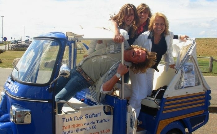 Groep vrienden tijdens TukTuk Rally op Texel die zelf rijden door de natuur