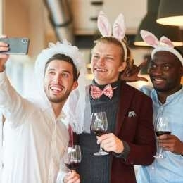 Vrijgezellenuitje Texel – gezellig vrijgezellenfeest met groep Groep vrienden tijdens een vrijgezellenfeest, samen plezier maken en proosten, ideaal voor een vrijgezellenuitje op Texel