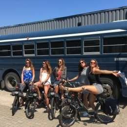 Vrijgezellenuitje Texel – groep tijdens activiteit op het eiland Groep vrouwen tijdens een vrijgezellenuitje op Texel met Solex en e-choppers bij een activiteit