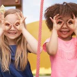 Twee vrolijke kinderen spelen buiten tijdens een gezinsactiviteit op Texel