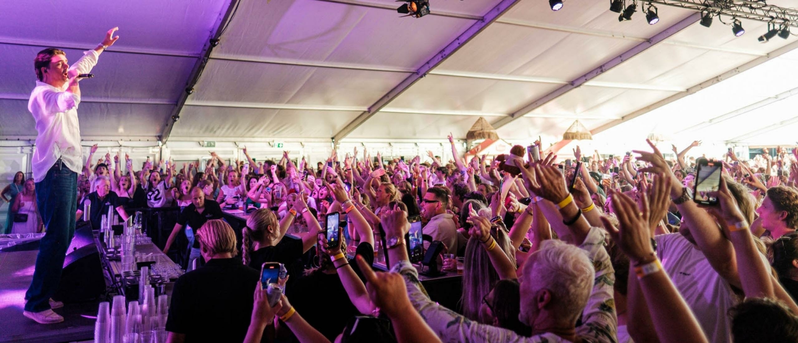 Sfeervolle avond tijdens Waves Festival Texel met live optredens Sfeervolle avond tijdens Waves Festival Texel met live optredens