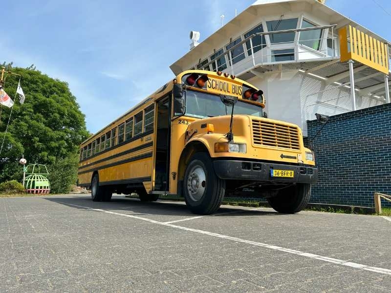 Origineel groepsvervoer op Texel met Amerikaanse schoolbus, ideaal voor arrangementen