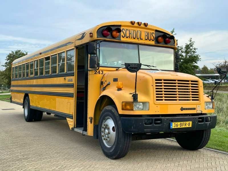 Gele Amerikaanse schoolbus voor origineel groepsvervoer op Texel