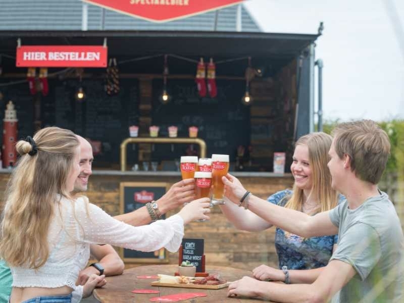 Groep proost tijdens gezellig arrangement op Texel, alles op maat geregeld