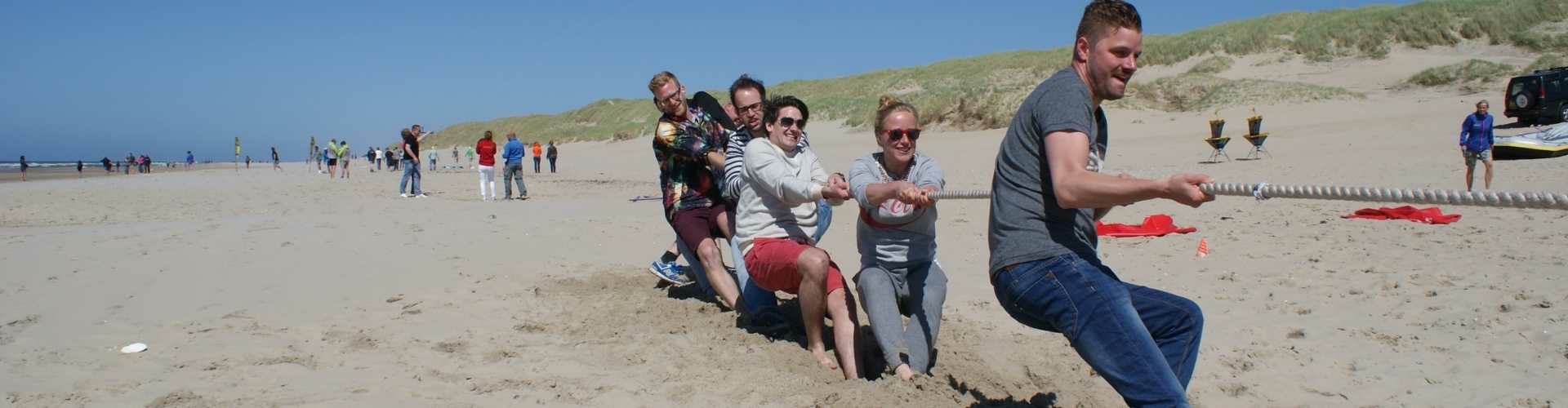 bedrijfsuitje texel op het strand