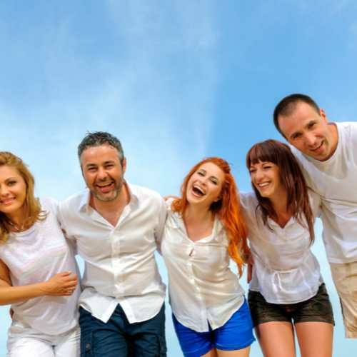 Groep mensen die samen genieten van een georganiseerd uitje