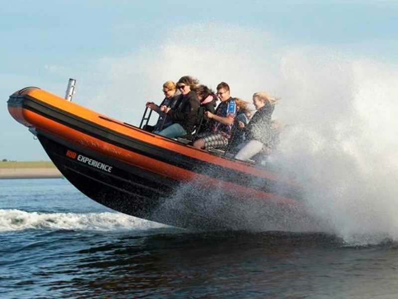 Groep op de Bruuzer powerboat beleeft avontuur op het water bij Texel