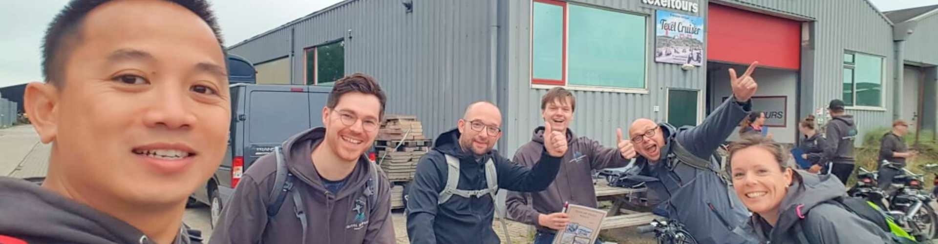 Vrolijke groep deelnemers voor een dagje Texel bij Texel Tours
