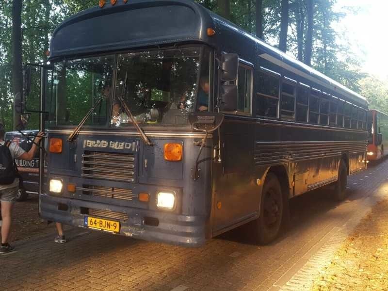 dropping in het dennenbos met de schoolbus