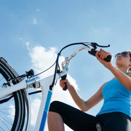 vrouw fietst over een fietspad op Texel tijdens een fietstocht door de duinen