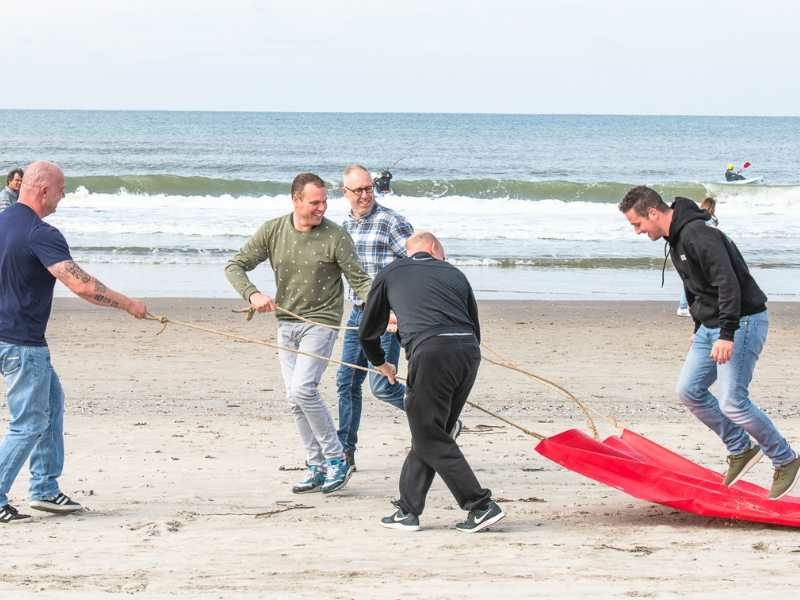 Groep tijdens familiedag op Texel met actieve strandactiviteiten en teambuilding
