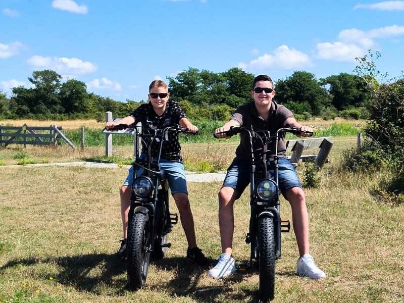 Twee deelnemers huren fatbikes voor een familiedag op Texel en ontdekken het eiland op eigen tempo