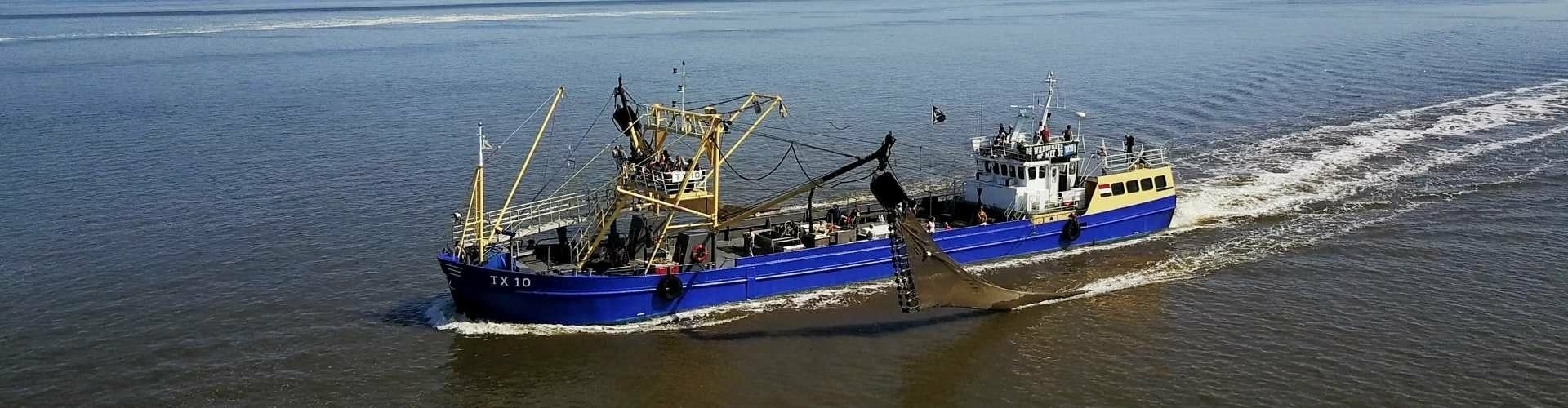 Garnalenkotter TX 10 vaart op de Waddenzee tijdens garnalenvistocht vanaf Texel