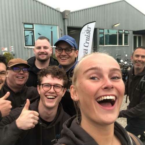 Lachende collega's tijdens afdelingsuitje op Texel, georganiseerd door TexelTours