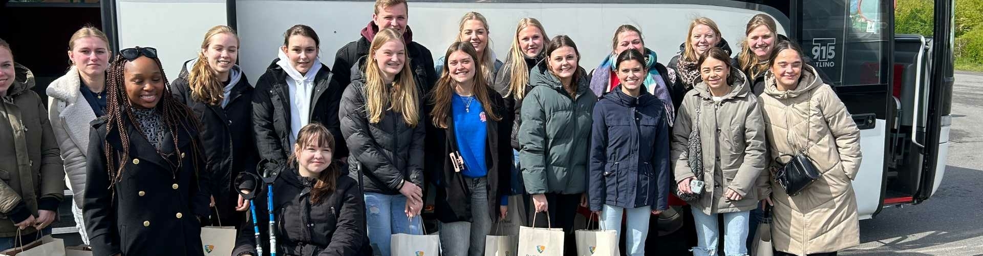 Groep stapt uit touringcar voor groepsvervoer op Texel met Texel Tours