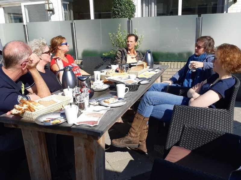 Groep geniet van lunch tijdens een dagtocht op Texel