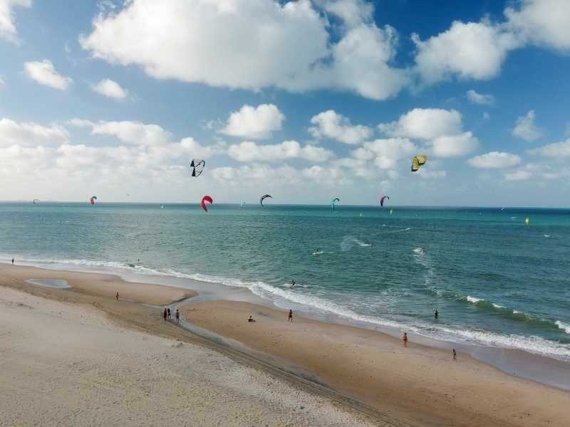 Powerkiten op het strand van Texel tijdens een actief groepsuitje
