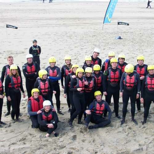 Groep collega's tijdens een teamuitje op Texel op het strand