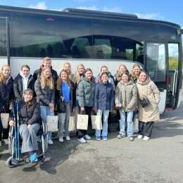 Groep mensen bij touringcar op Texel voor groepsvervoer