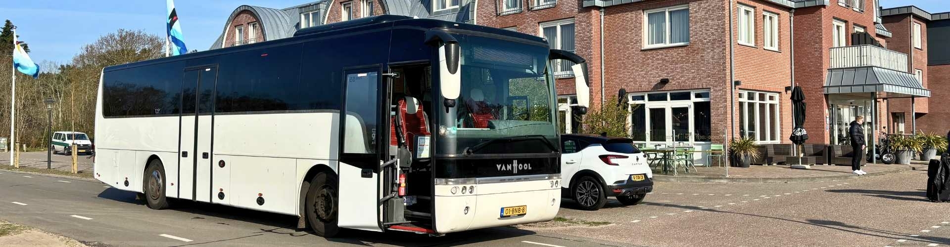 Comfortabele touringcar voor groepsvervoer op Texell
