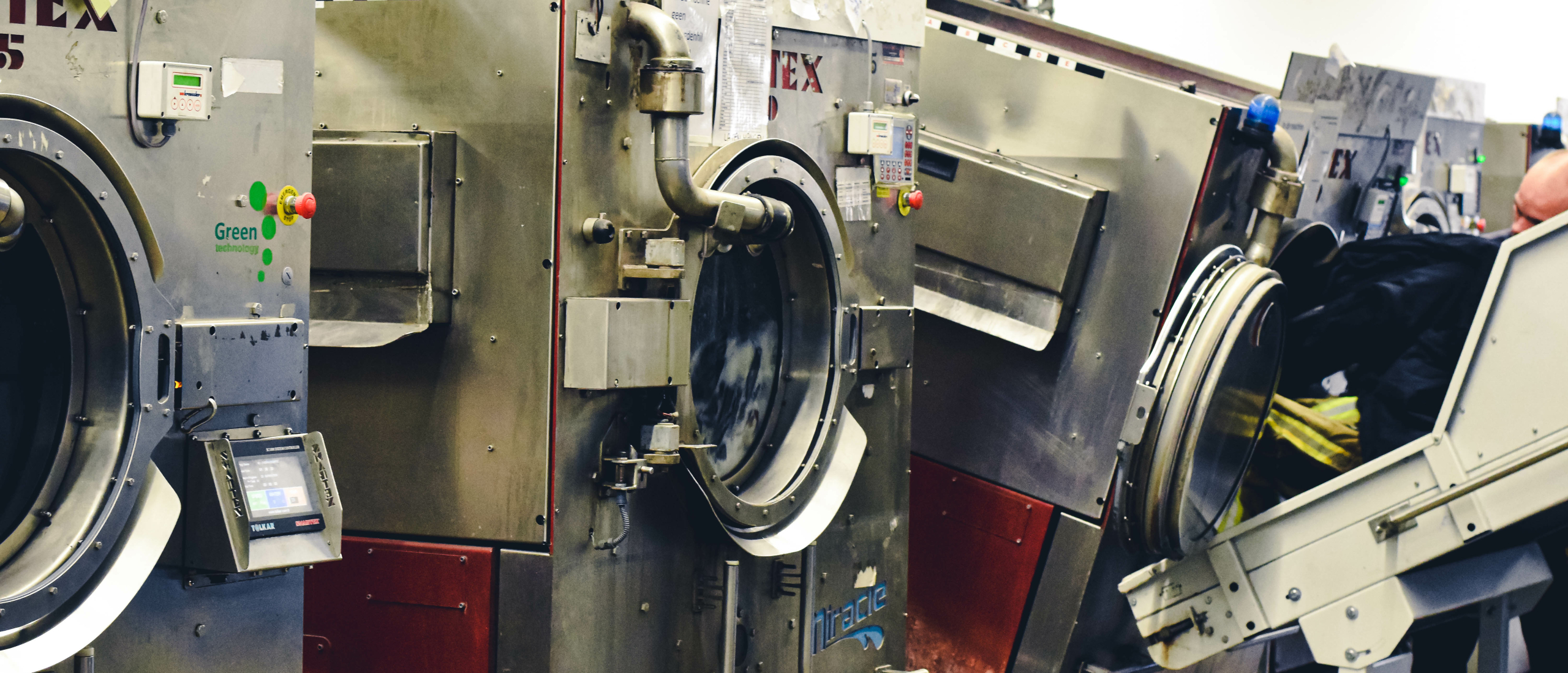 De voordelen van industriele wasmachines voor het wassen van werkkleding