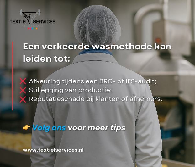 Auditor keurt werkkleding af in een voedselverwerkende omgeving, met waarschuwing over BRC/IFS-audit, productieonderbreking en reputatieschade.