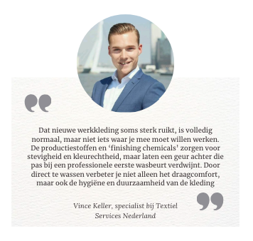 Nieuwe bedrijfskleding die wordt voorbereid voor de eerste wasbeurt, met focus op hygiëne en het verwijderen van productieresten.