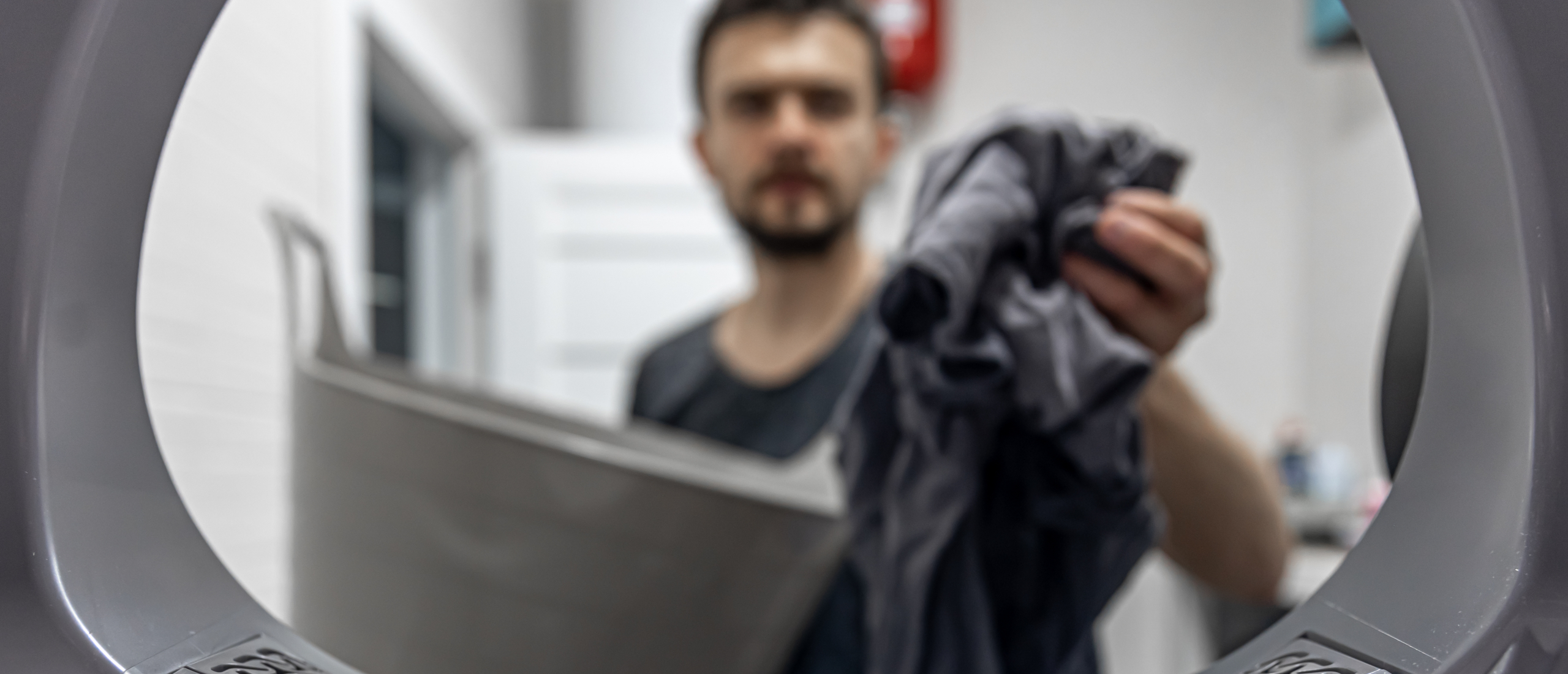 Werkkleding wassen: mag het thuis of moet je het professioneel laten doen?