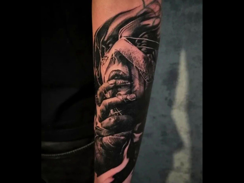vrouw met blinddoek realisme tattoo