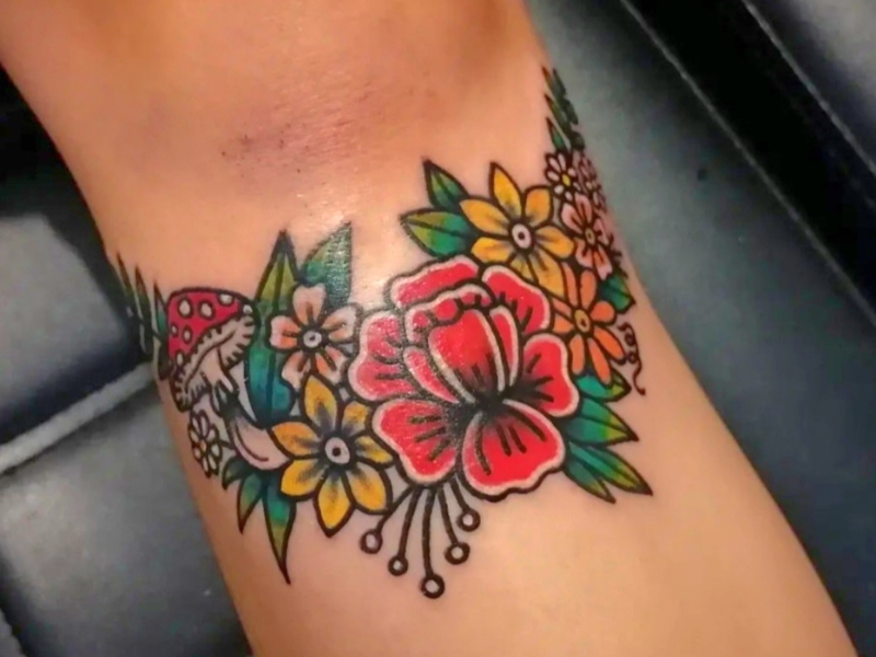 Oldschool tattoo roos met bloemen
