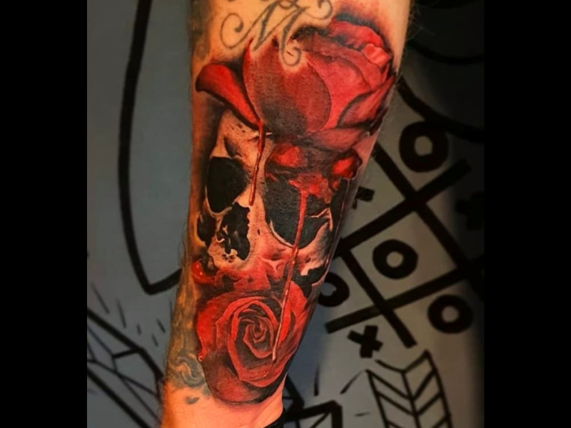 Schedel tattoo kleur met rozen