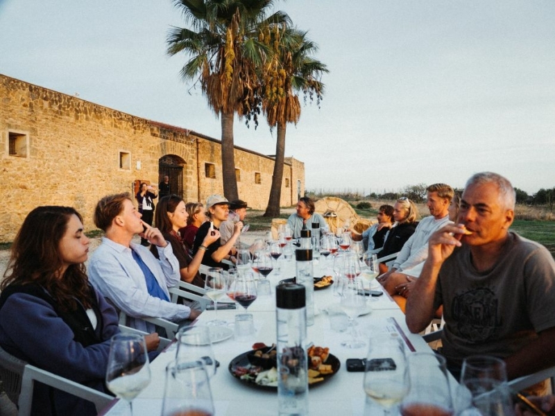 Outdoor dinner with wine during Sicily kitesurf camp