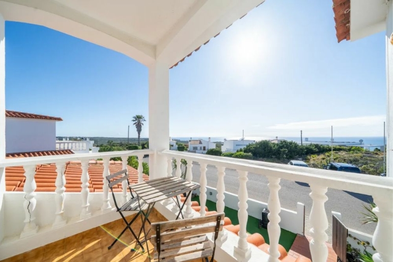 Comfortable room at SURFinn Algarve with private bathroom and sea view