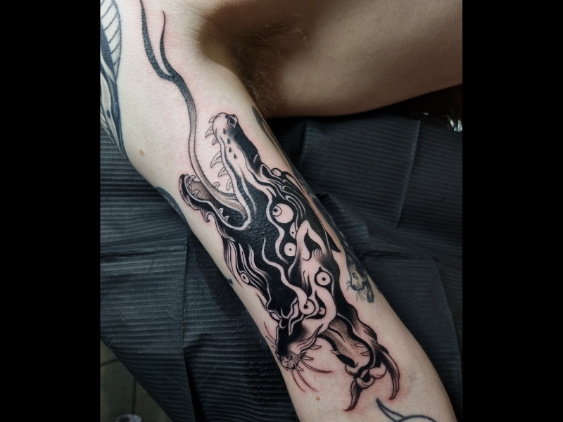 black work draak met ogen tattoo