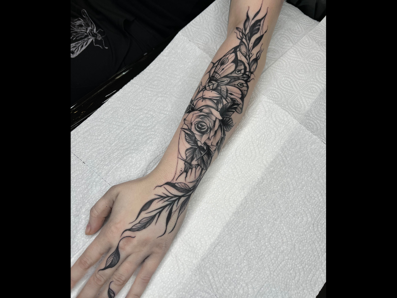 fine line tattoo bloemen onderarm