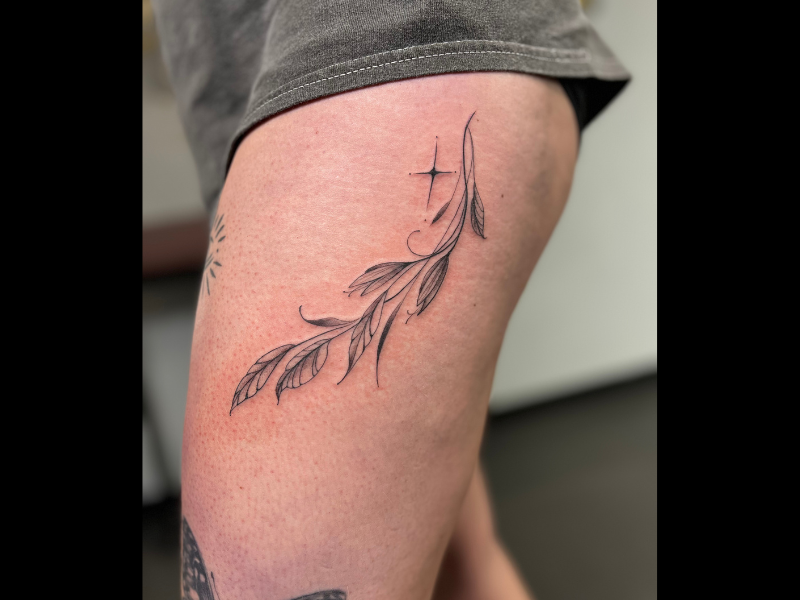 fine line bladeren tattoo